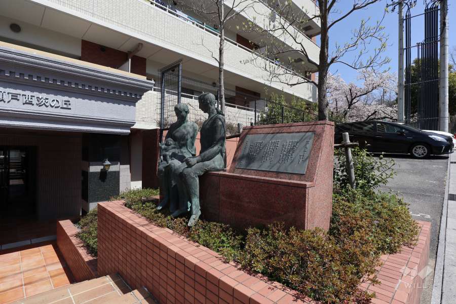 エントランスの前の銅像