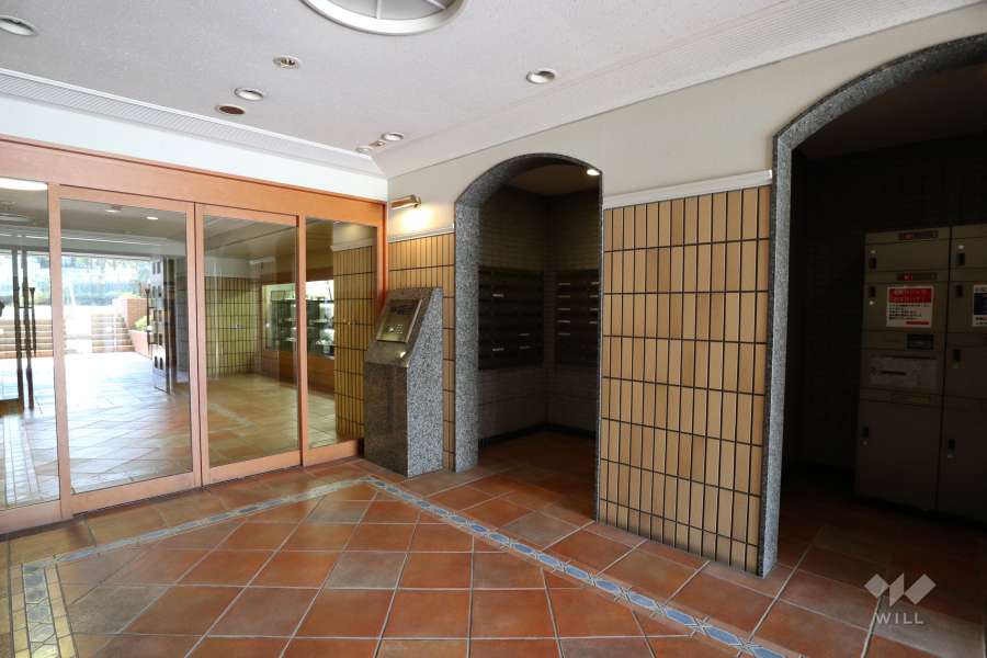 エントランスはオートロック付きです。