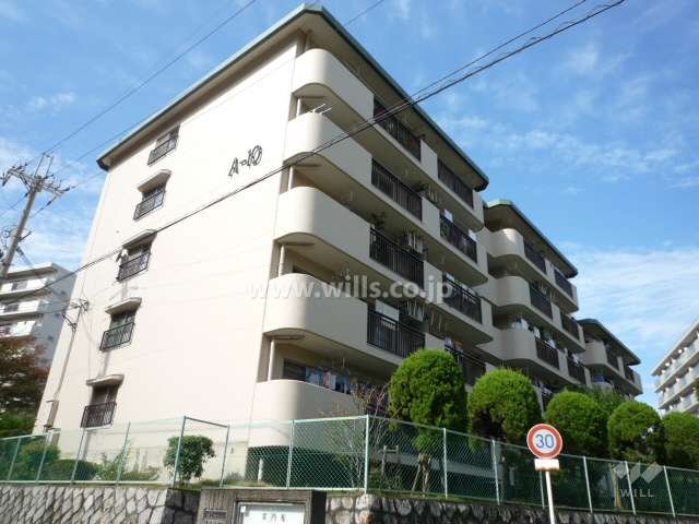 公社千里山田Ｆ団地A-10棟の外観（南東側から）