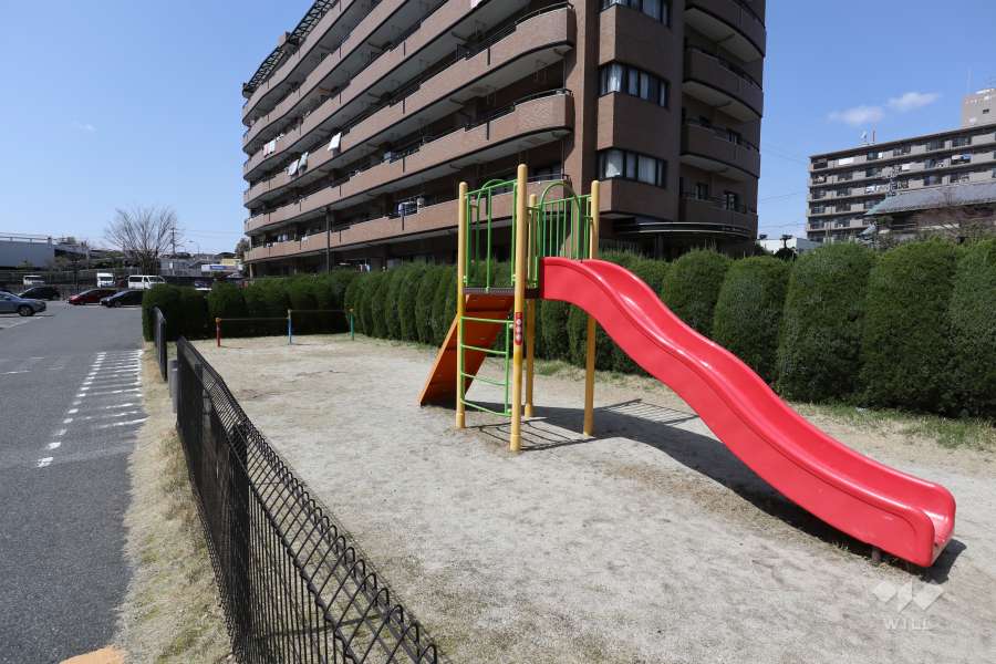 敷地内にはプレイロットがあります。