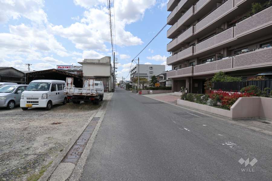 敷地南東側の前面道路（北東側から）