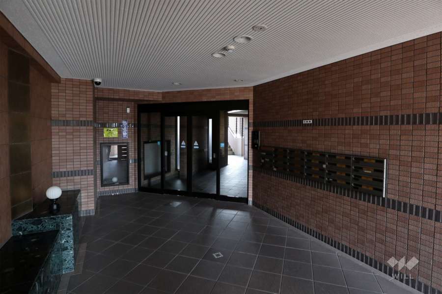 エントランスはオートロック付きです。