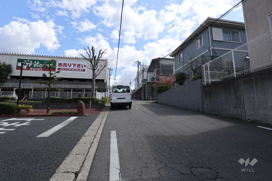 敷地南西側の前面道路（北西側から）