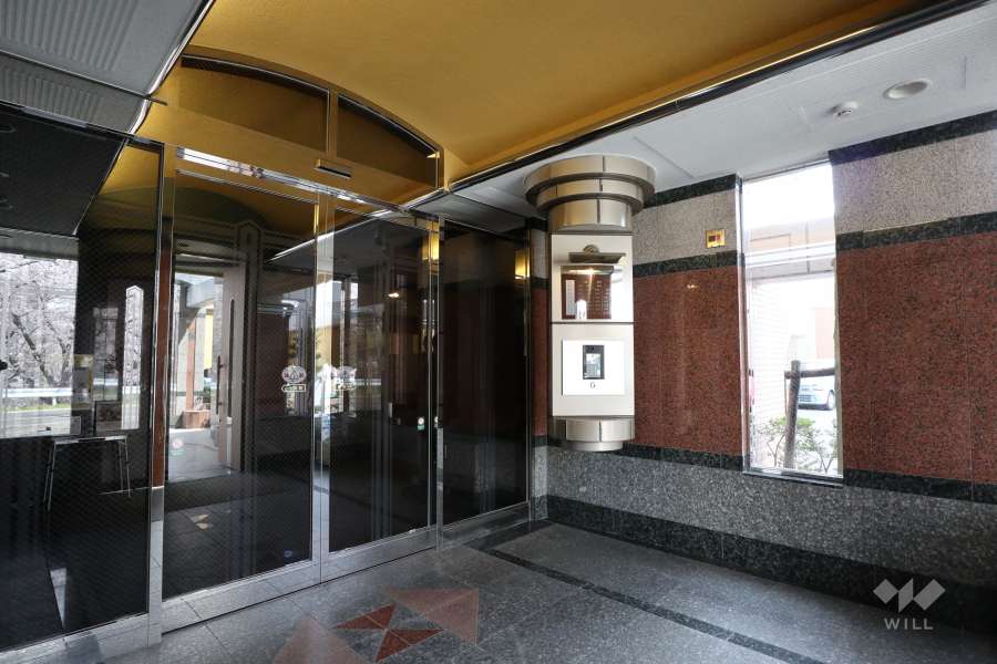 エントランスはオートロック付きです。