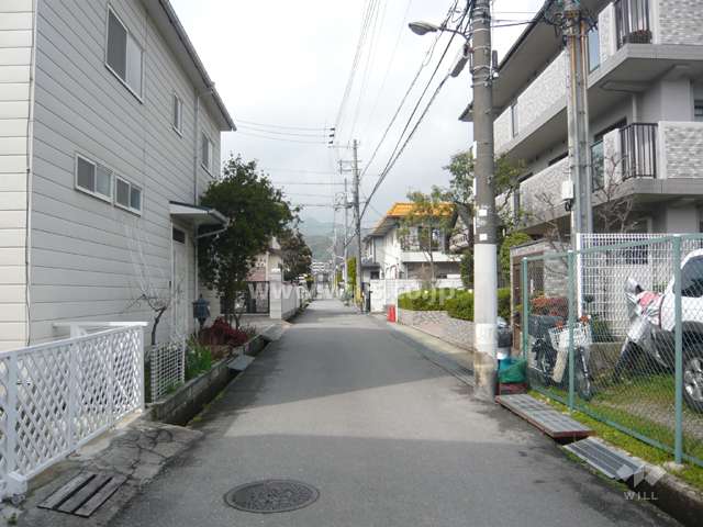 周辺は第一種低層住居専用地域に指定された一戸建てが中心に立ち並ぶ住宅地です。