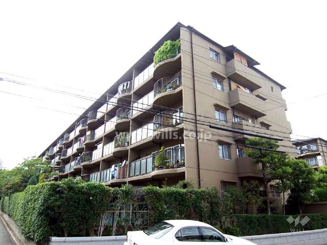 メゾン千里丘5番街P棟の外観(南東側から）