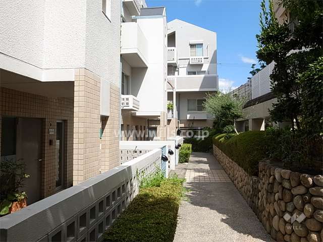 植栽が多い敷地内の通路