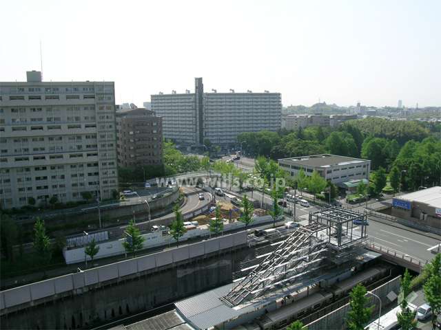 北大阪急行「桃山台」駅（中央奥に見えるのが『府公社千里桃山台団地A-1棟』）