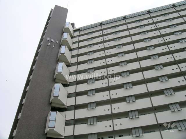 羽を広げた様な建物配置。直線的でモダンなデザインです。