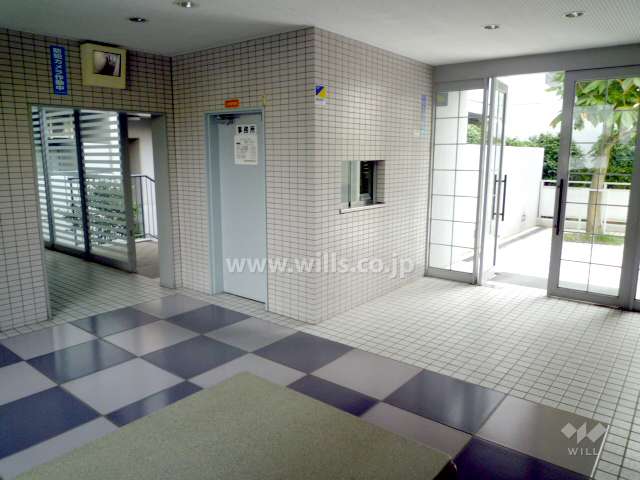 タイル張りのエントランスホール