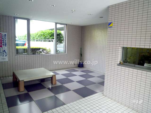 エントランスホールの床は市松模様でモダンな雰囲気です。