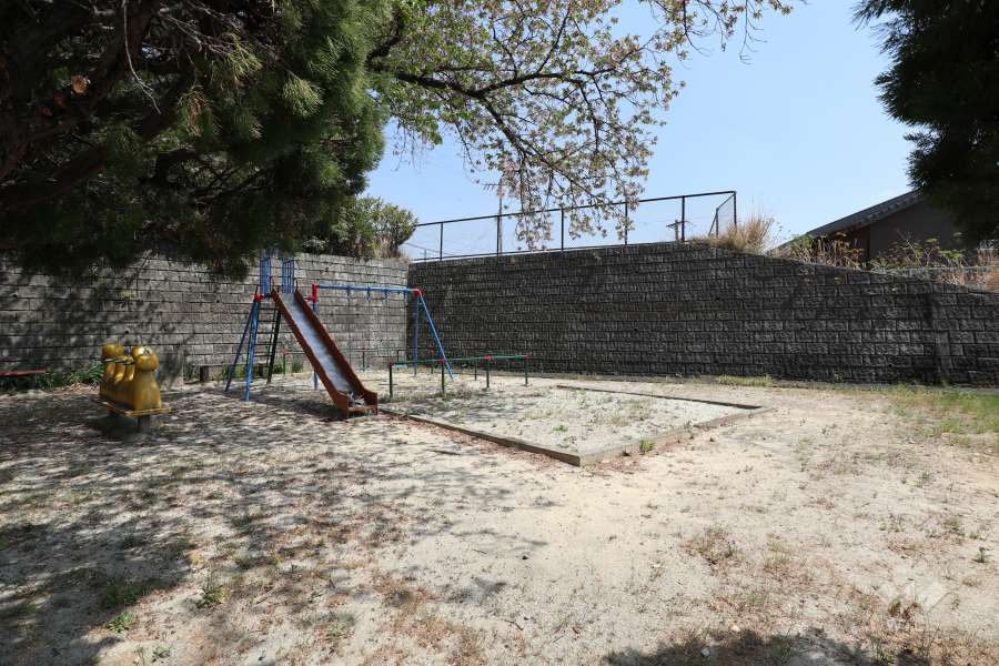 敷地内にはプレイロットがあります。