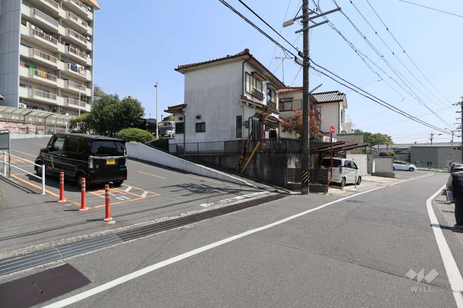 敷地南西側の前面道路（北西側から）