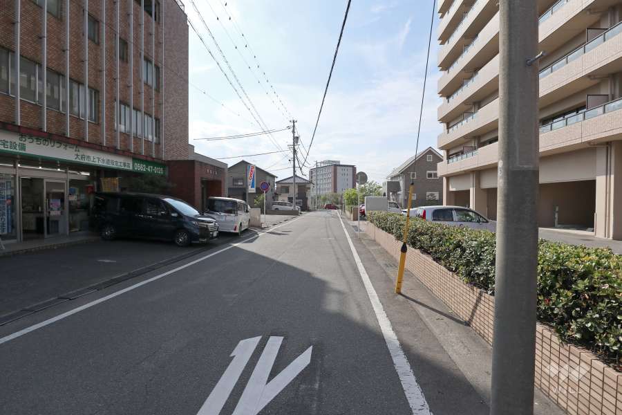 敷地南側の前面道路（東側から）