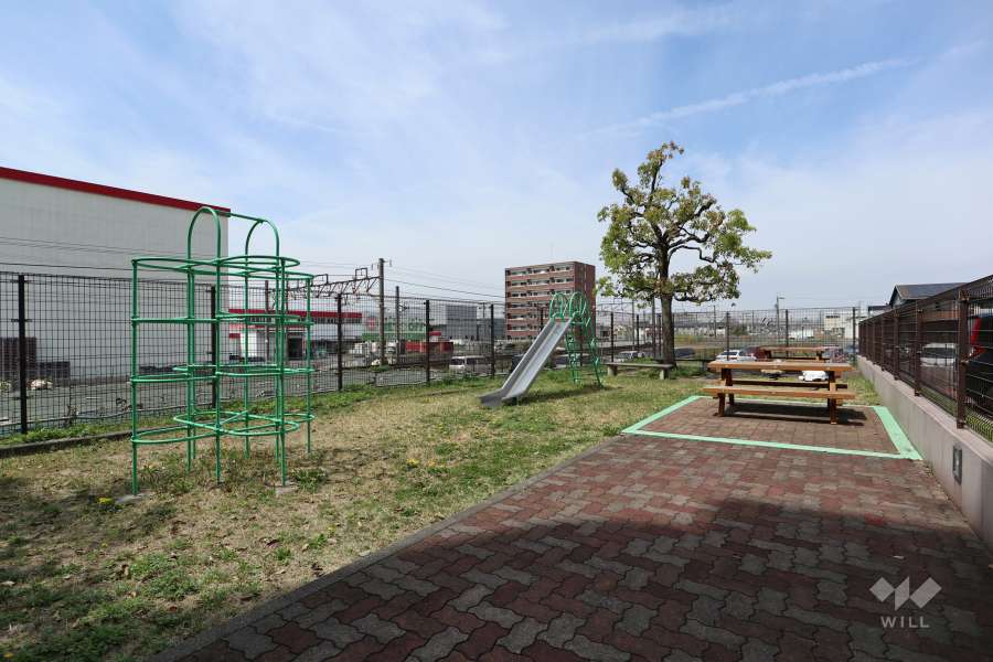 敷地内にはプレイロットがあります。