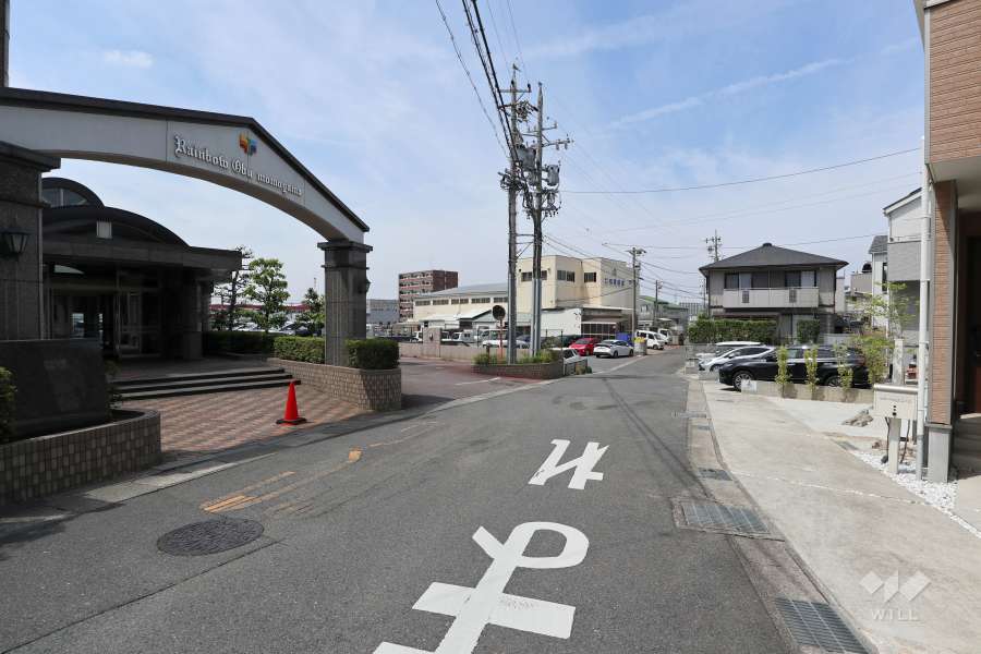 敷地北東側の前面道路（南東側から）