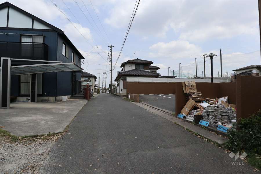敷地北西側の前面道路（南西側から）