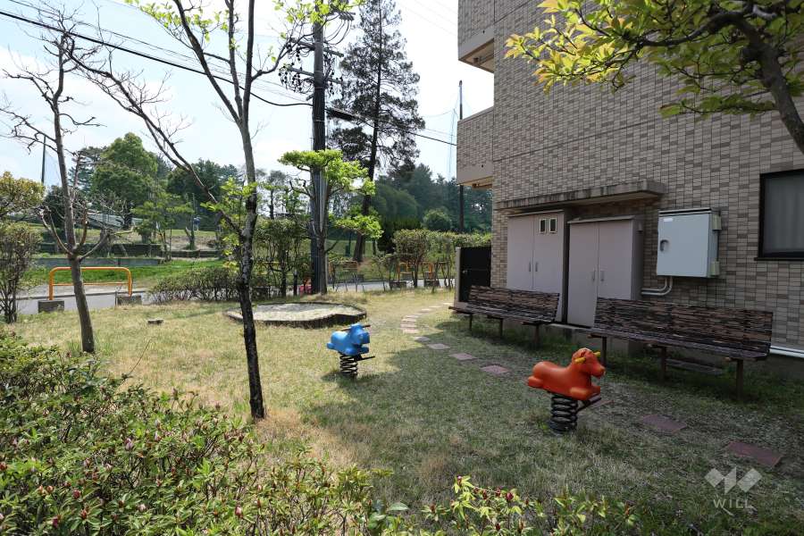 敷地内にはプレイロットがあります。