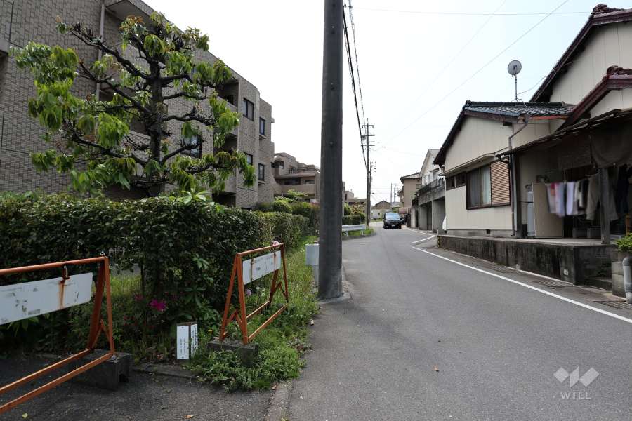 敷地北西側の前面道路（北東側から）