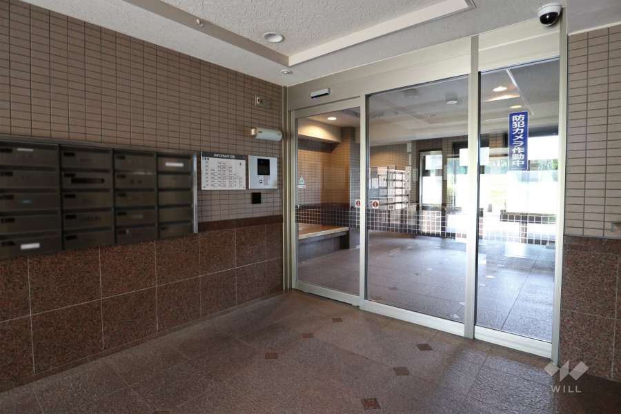 エントランスはオートロック付きです。
