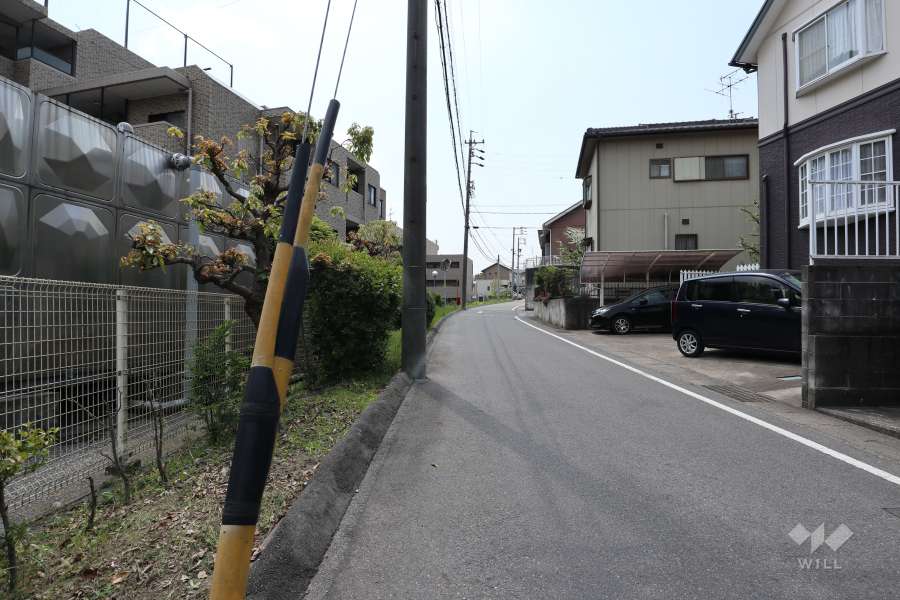 敷地北西側の前面道路（北東側から）