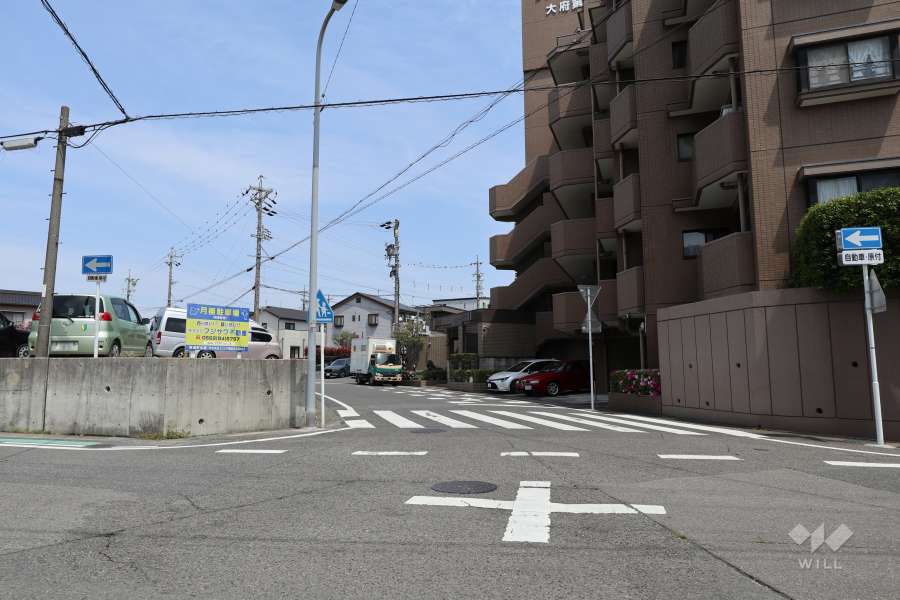 敷地北西側の前面道路（南西側から）
