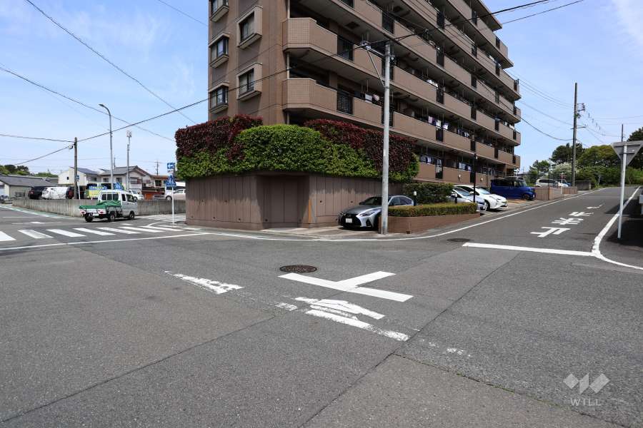 敷地南東側と南西側の前面道路（南西側から）