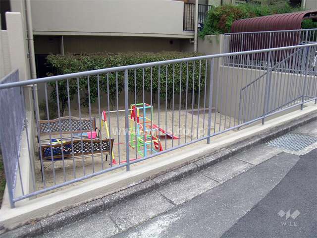 敷地内にある小さな公園