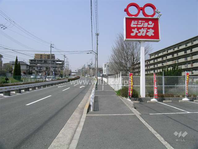 敷地南側には4車線の道路が走っています。