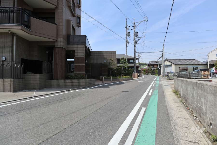 敷地北東側の前面道路（北西側から）