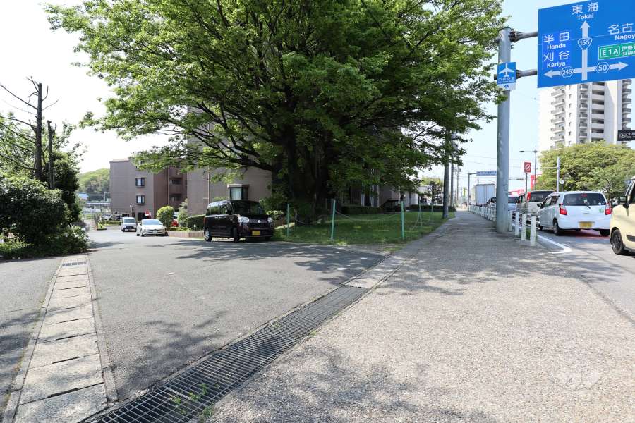 敷地北西側と北東側の前面道路（北東側から）