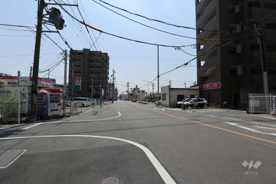 敷地東側の前面道路（北側から）