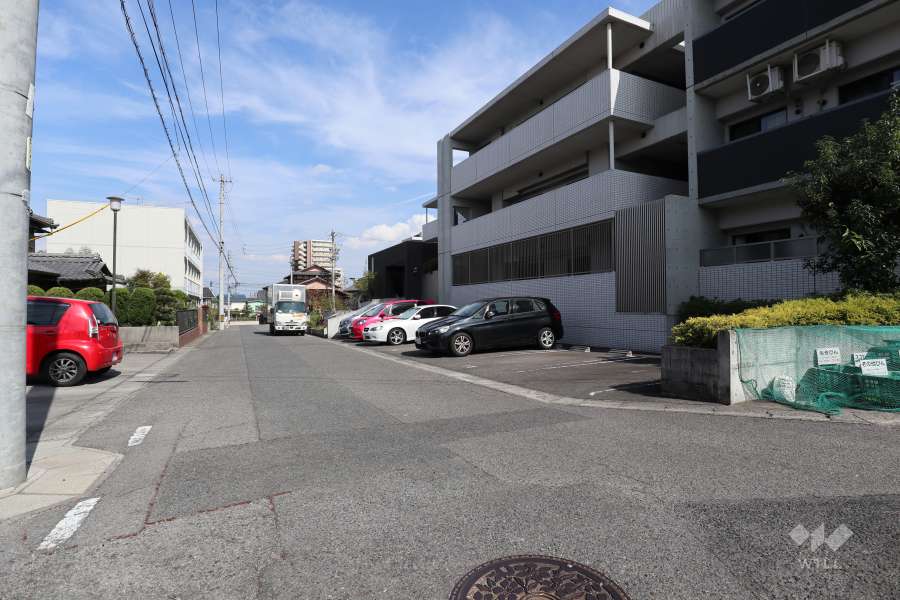 敷地北側の前面道路（西側から）