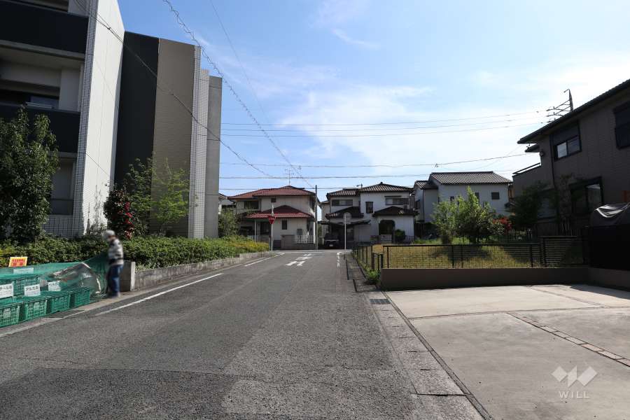 敷地西側の前面道路（北側から）