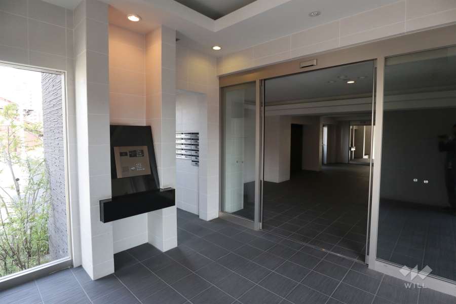 エントランスはオートロック付きです。