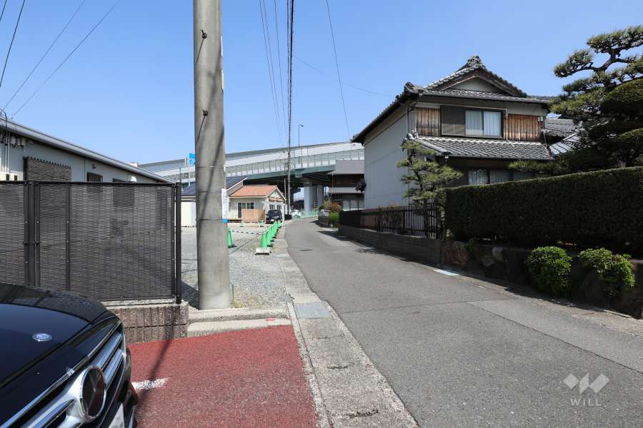 敷地東側の前面道路（南側から）