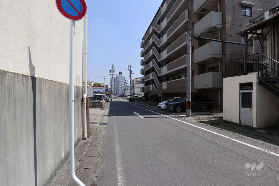 敷地北側の前面道路（西側から）