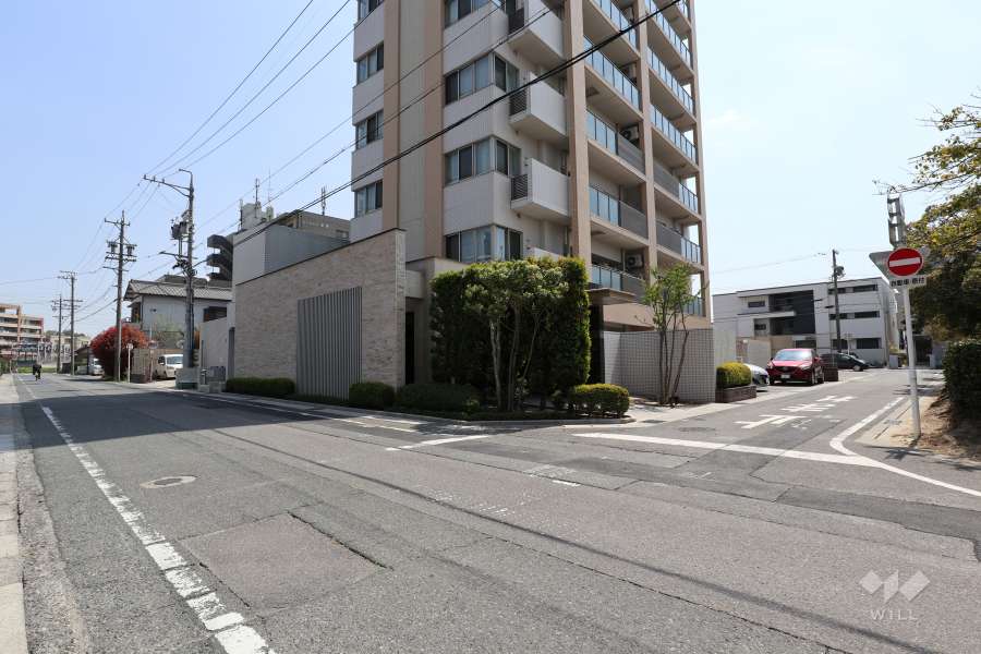 敷地北側と西側の前面道路（北西側から）