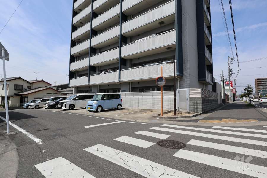 敷地南側と東側の前面道路（南東側から）