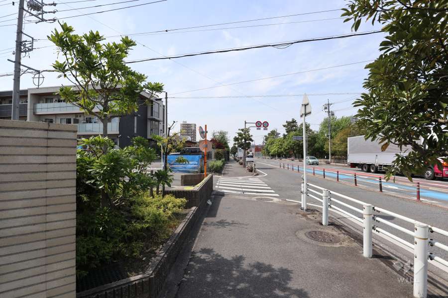 敷地北東側の前面道路（南東側から）