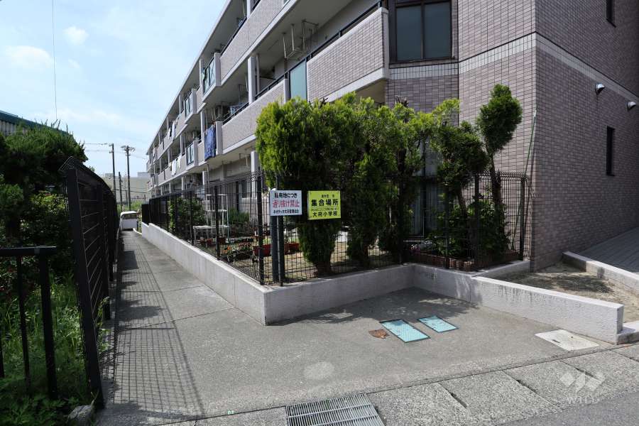 敷地南側の通路（東側から）