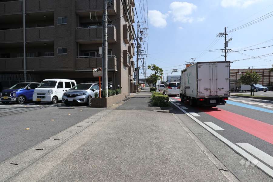 敷地西側の前面道路（北側から）