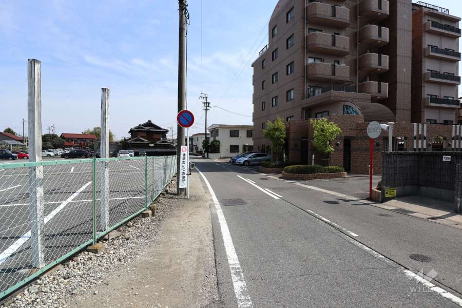 敷地北東側の前面道路（北東側から）