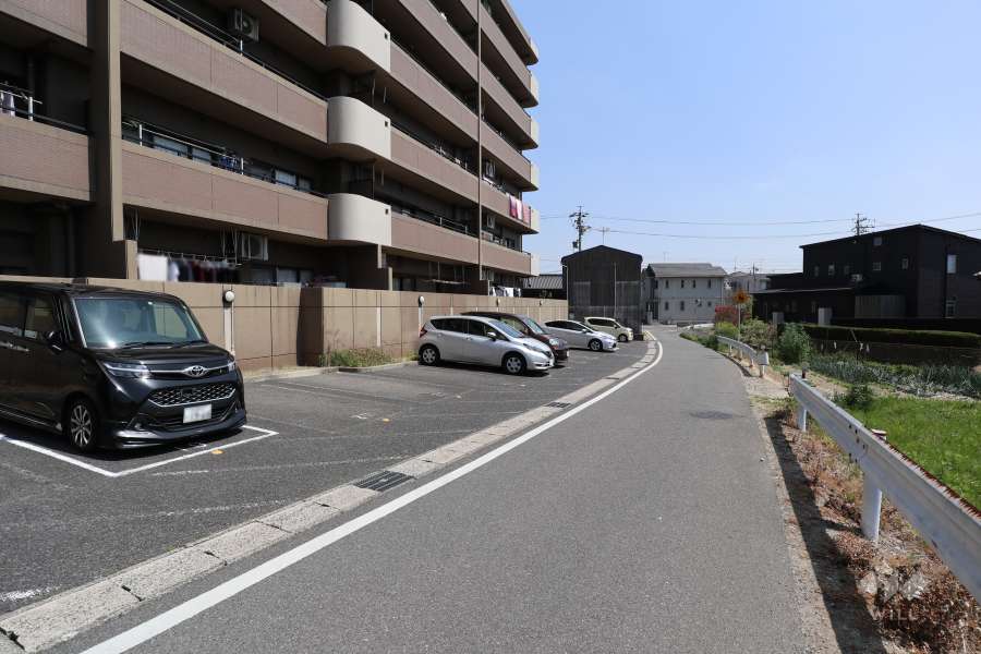 敷地南西側の前面道路（北西側から）