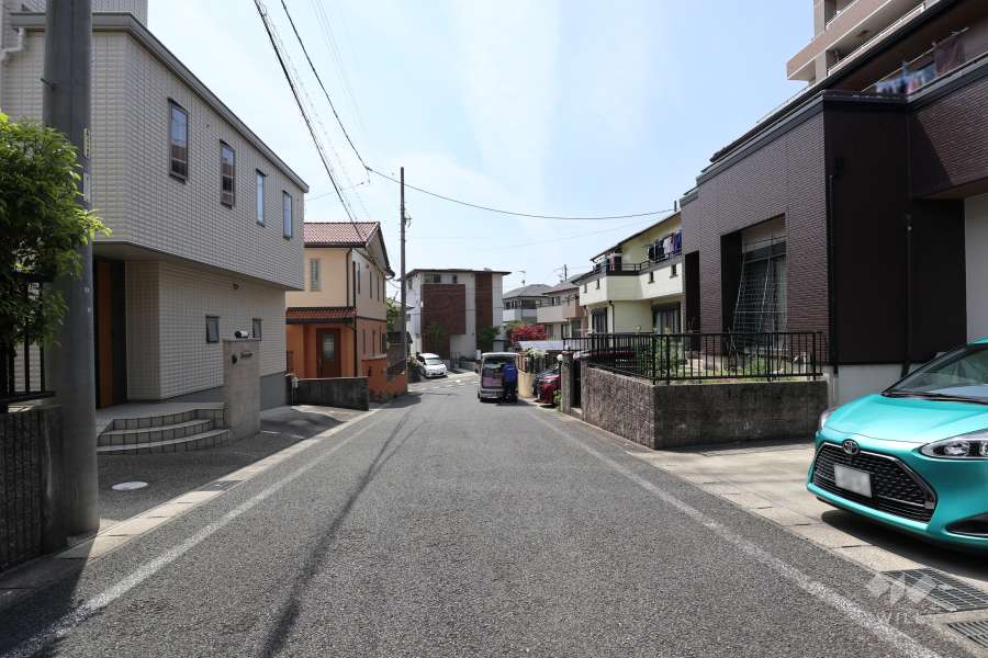 敷地南東側の前面道路（北東側から）