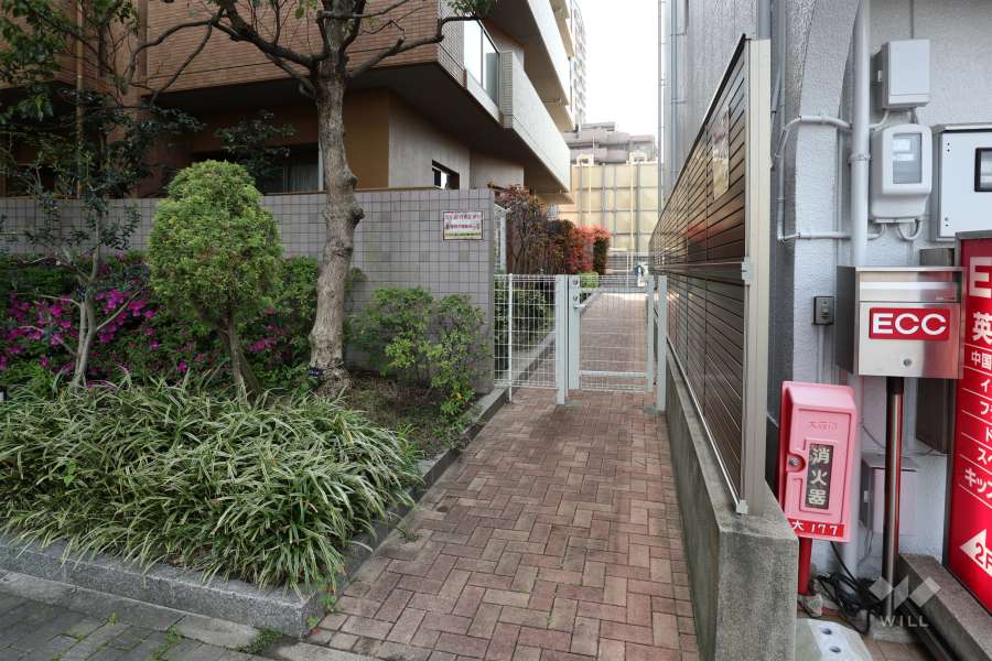 駐輪場入口へのアプローチ