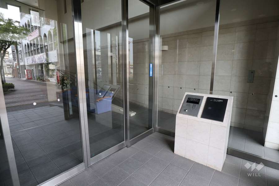 エントランスはオートロック付きです。