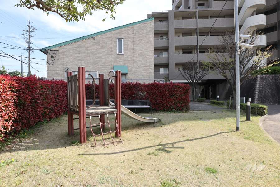 敷地内にはプレイロットがあります。