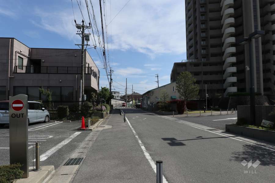 敷地東側の前面道路（北側から）