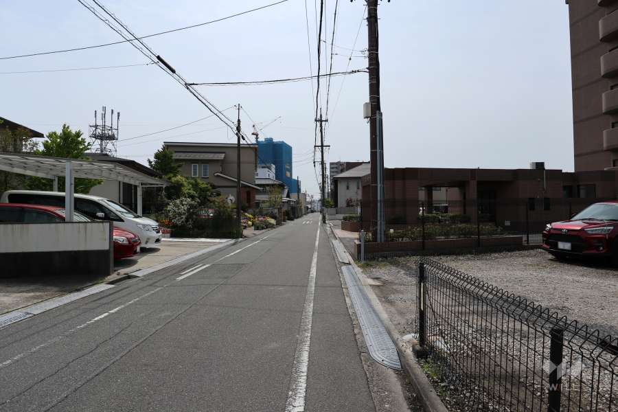 敷地東側の前面道路（北側から）